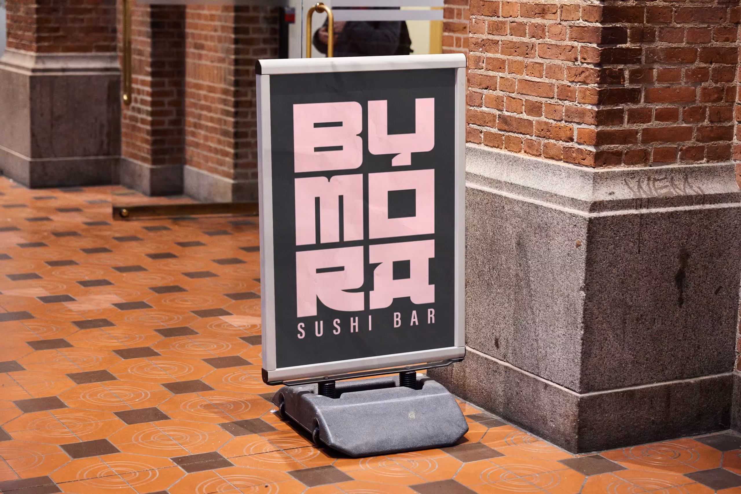 Aplicaciones de marca en menú, cartelería y redes — branding agencia (pieza 2)